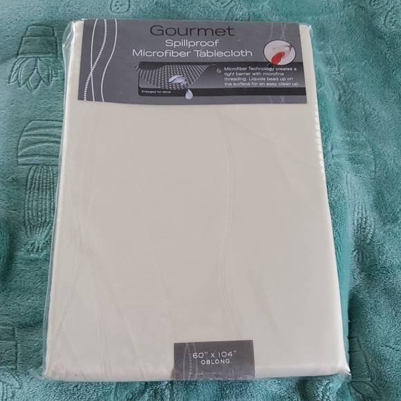 NWOT Tablecloth/Placemats Bundle - Picture 2 of 7